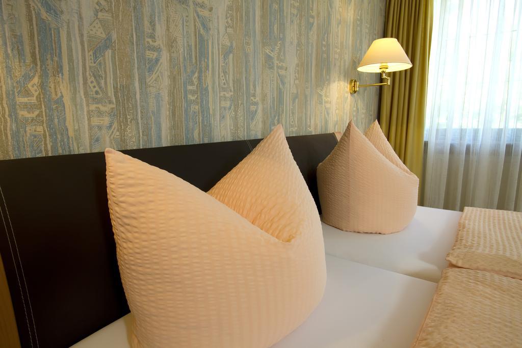 Gaestehaus Hebinger Am Schlosspark Deidesheim Chambre photo