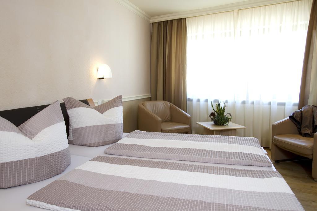 Gaestehaus Hebinger Am Schlosspark Deidesheim Chambre photo