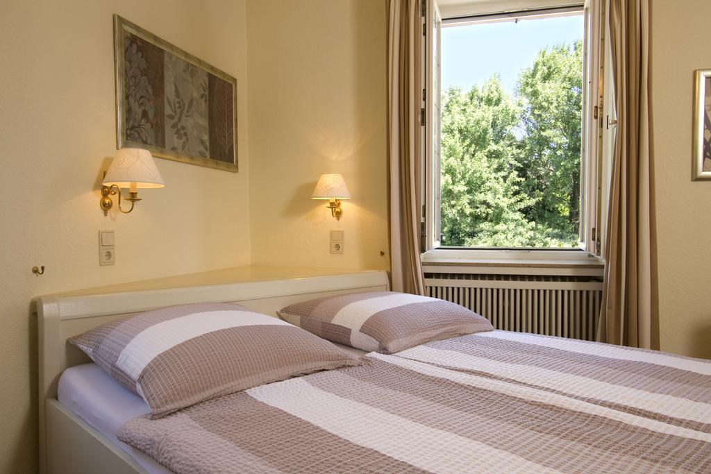 Gaestehaus Hebinger Am Schlosspark Deidesheim Chambre photo